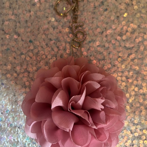 Other - $6.99 SHIPPING FLOWER KEYCHAIN 🌸🌷🌹